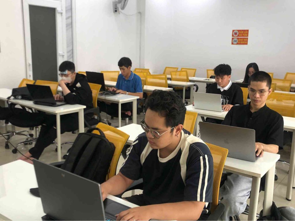 Vì sao nên chọn học tại trung tâm lập trình thay vì tự học?